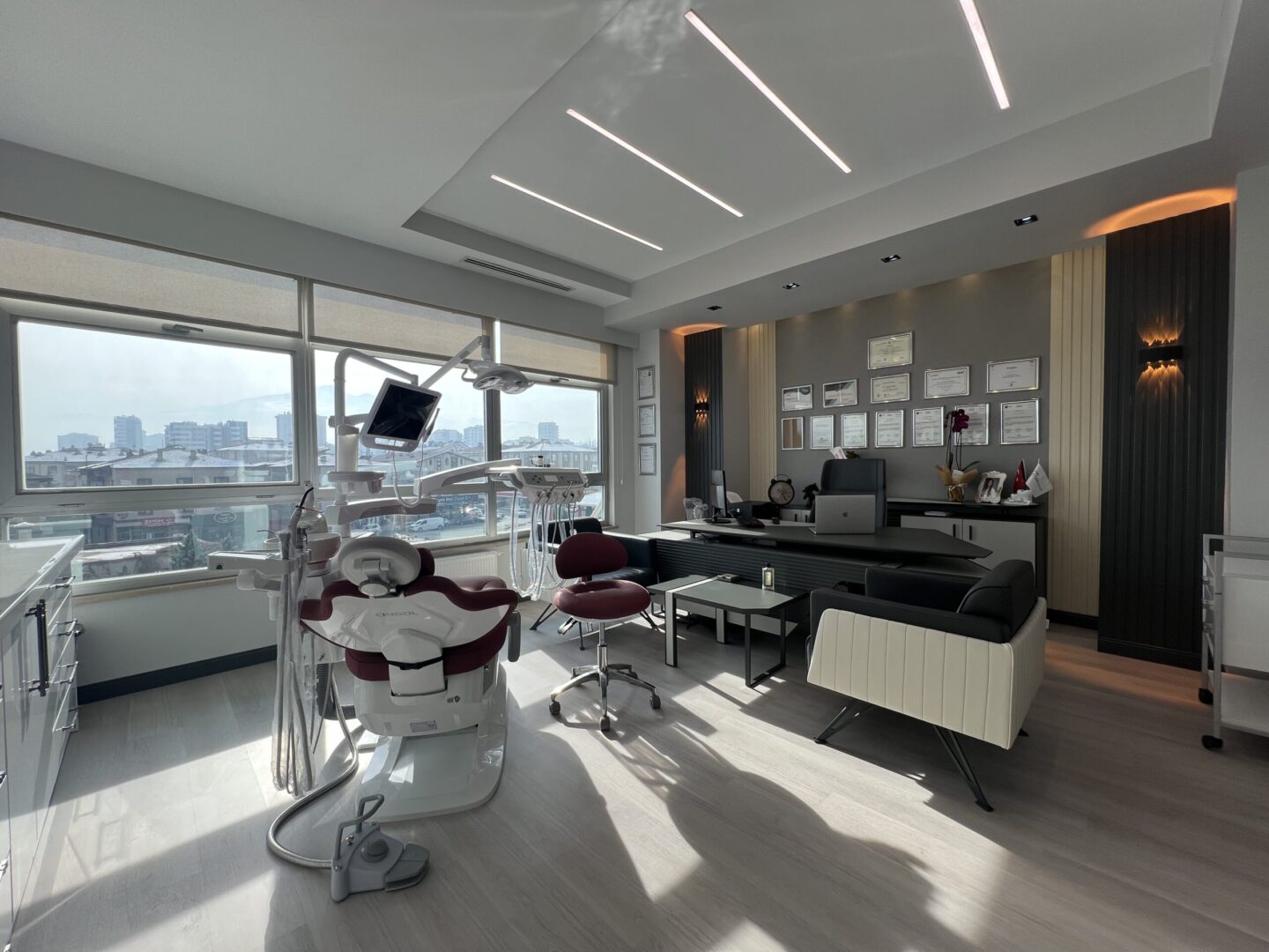 Altın detaylı klinik armatürleri